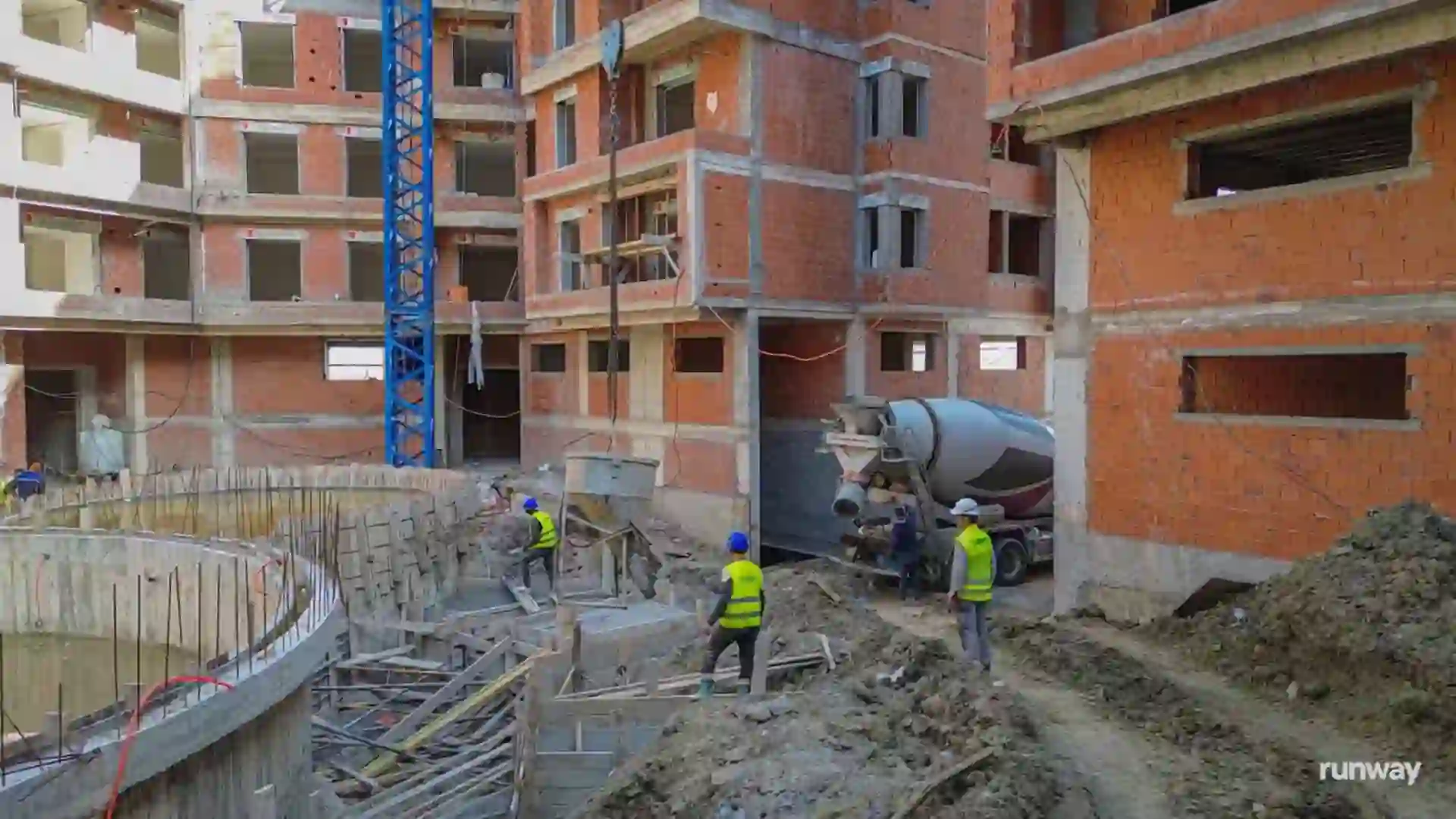 Chantier ODBM en gros oeuvre vu par drone, grues ODBM et coffrages, Marrakech